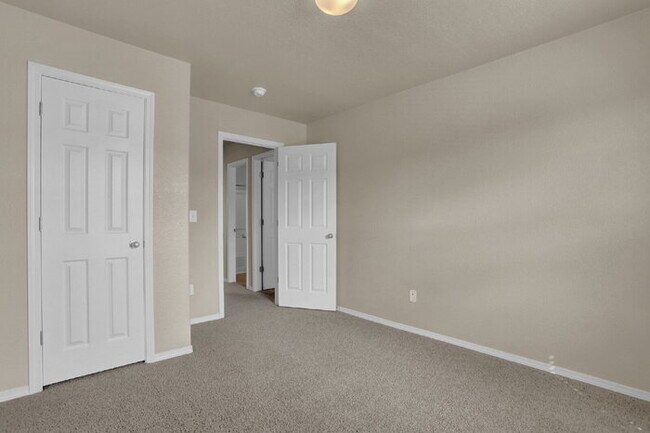 Building Photo - Spacious 3-Bed End-Unit Townhome with Mountain Views Near Ft. Carson
