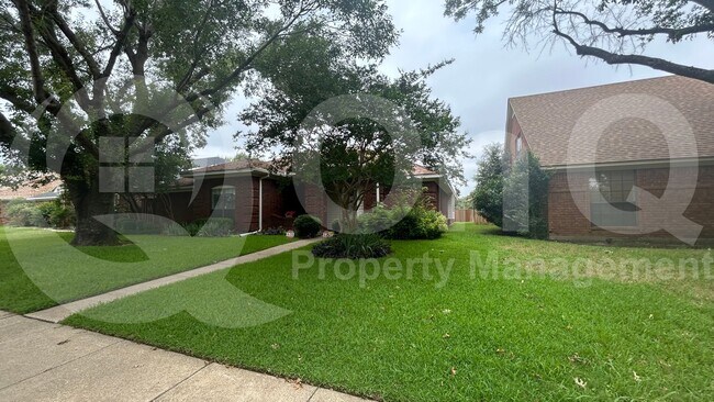 Building Photo - 1633 Palisades Dr