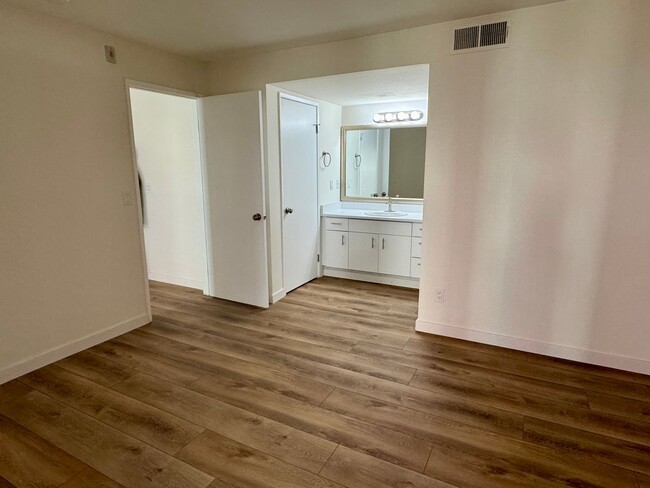 Building Photo - Renovated 2-bedroom 2-bathroom condo in th...