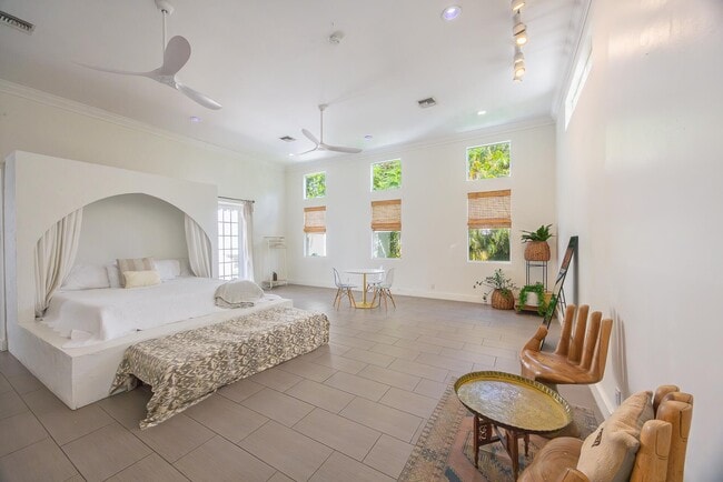 Building Photo - 717 Forest Hill Blvd