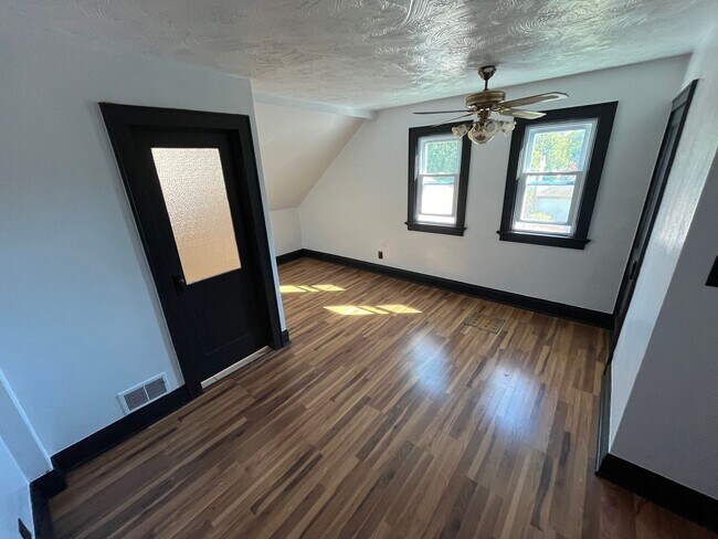 Building Photo - 334 N 60th St