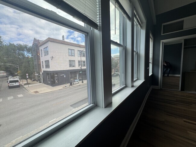 Building Photo - 2062 N Damen Ave
