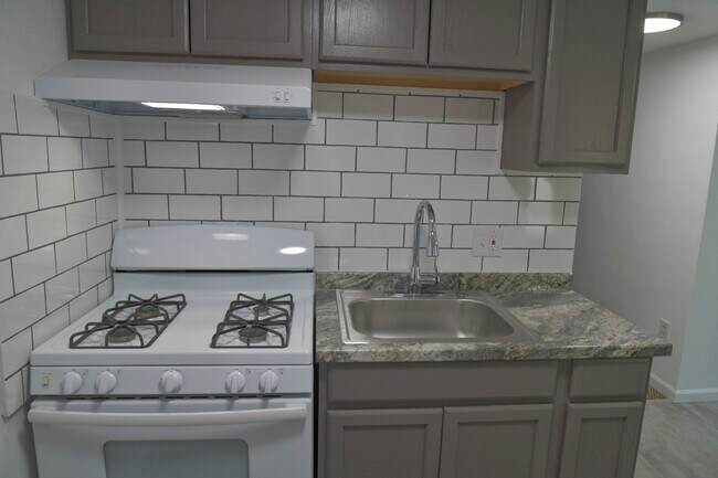 Building Photo - 809 S Summit Ave