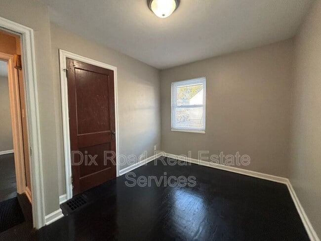 Building Photo - 1445 Southlyn Dr