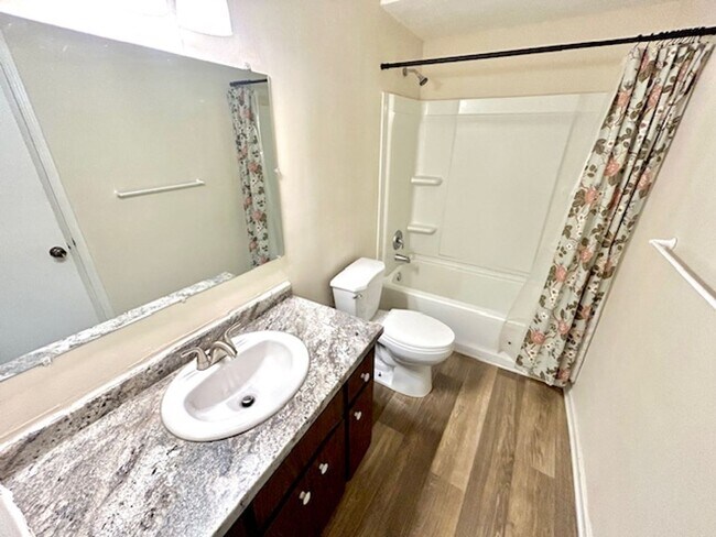 Building Photo - Cute and Cozy-ONE BEDROOM/ONE BATH - SOUTH HUNTSVILLE LOCATION -With a $300 Off the first month's...