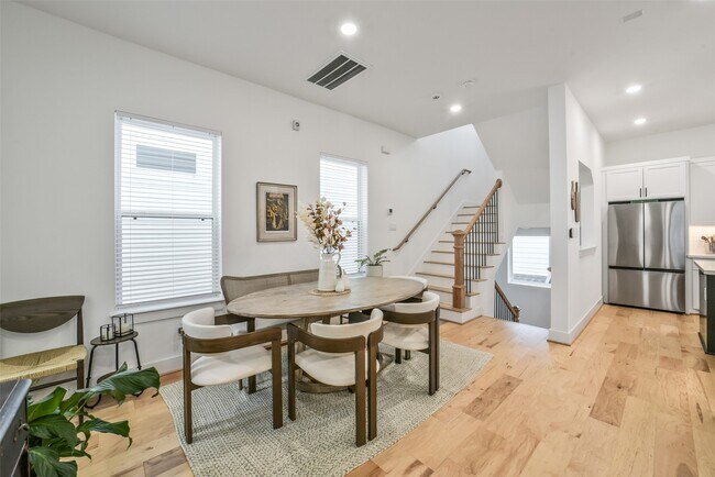 Building Photo - 718 W Donovan St