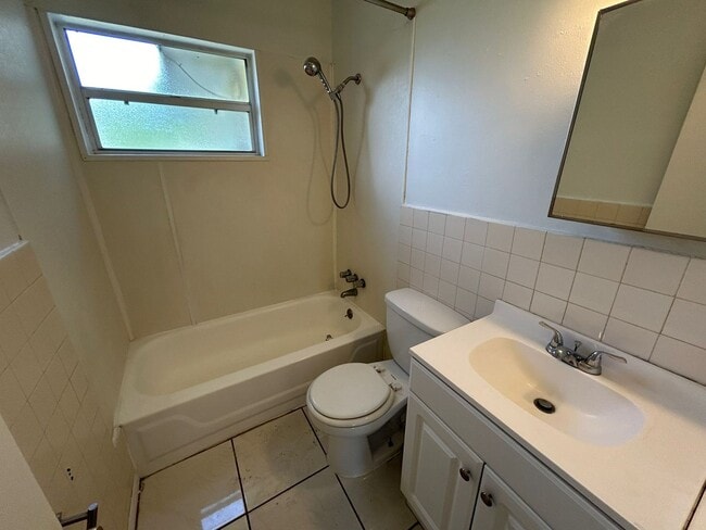 Building Photo - Cute Home in Saint Pete with a  Large Fenc...