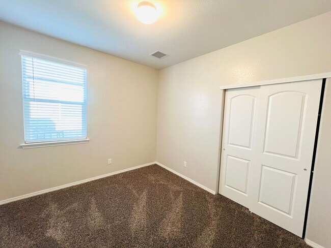 Building Photo - Charming 3 bedroom, 2 bath home in East El...