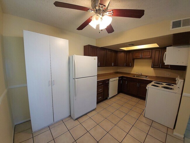 Building Photo - AFFORDABLE UNIT IN TEMPE!