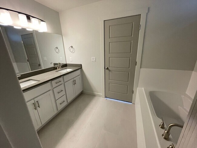 Building Photo - 4380 Bergen Ln
