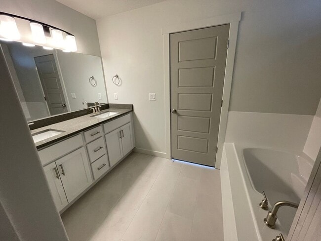 Building Photo - Modern home!