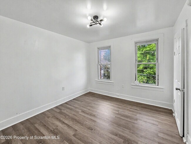 Building Photo - 907 Green Ridge St