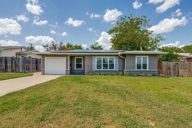 Building Photo - Charming 2-Bedroom Home with Updated Kitch...