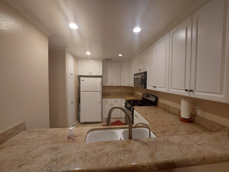 Building Photo - 927 S Downey Pl