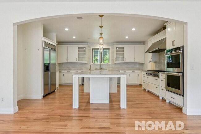 Building Photo - Stunning 5BR House in Denver