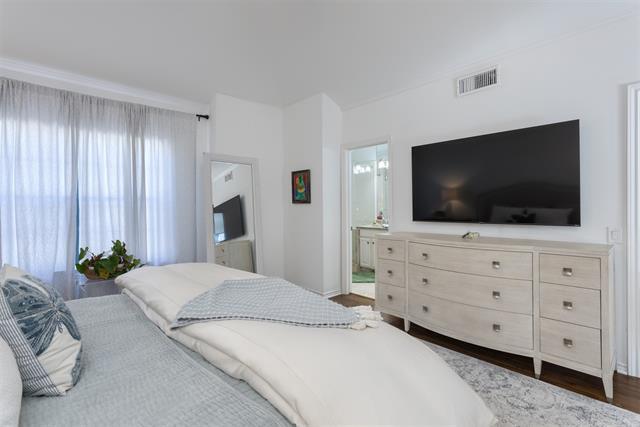 Building Photo - 5950 Lindenshire Ln