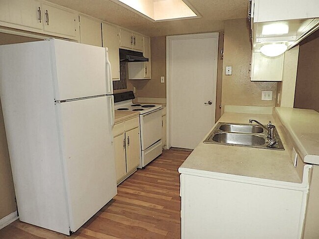 Building Photo - 2523 Woodbough Dr