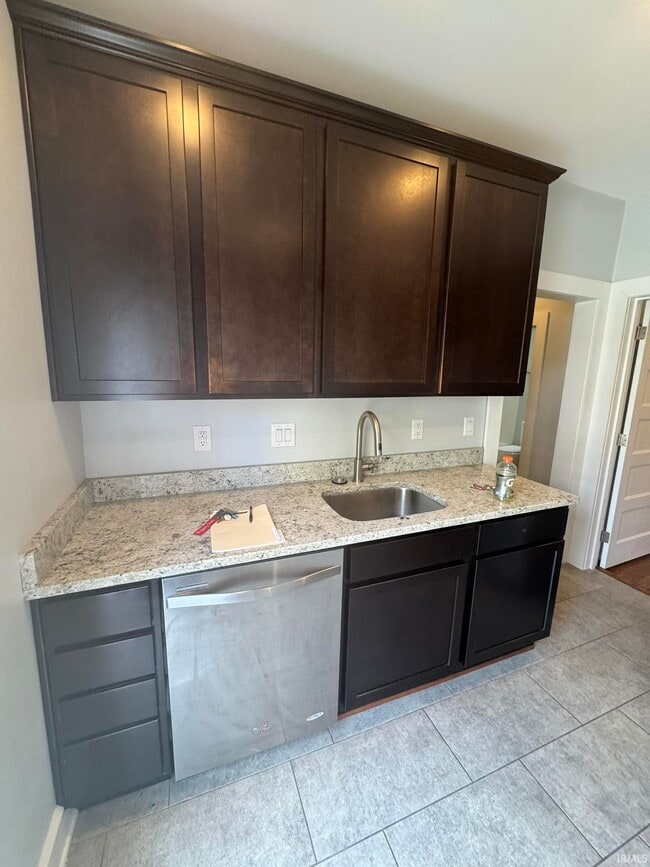 Building Photo - 729 E Hunter Ave