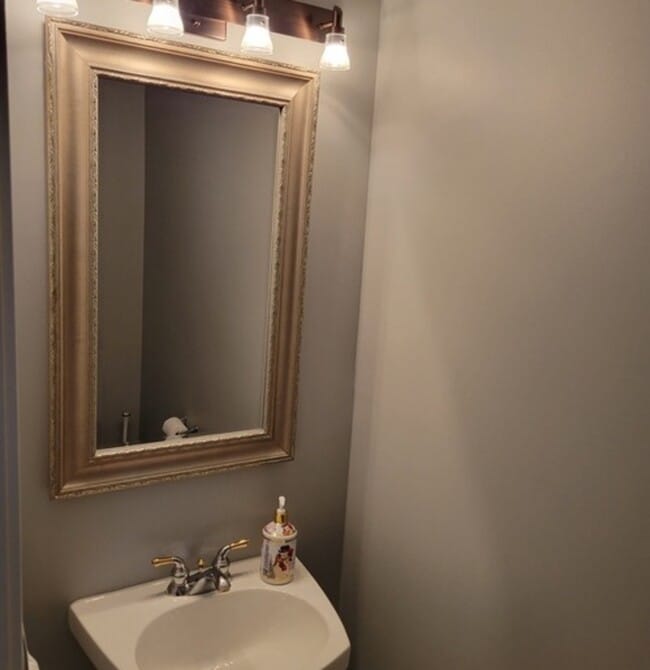 Building Photo - 453 Pine Lake Cir