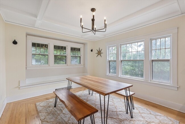 Building Photo - 3 Bedroom; 2 Bathroom near Hanscom Park!