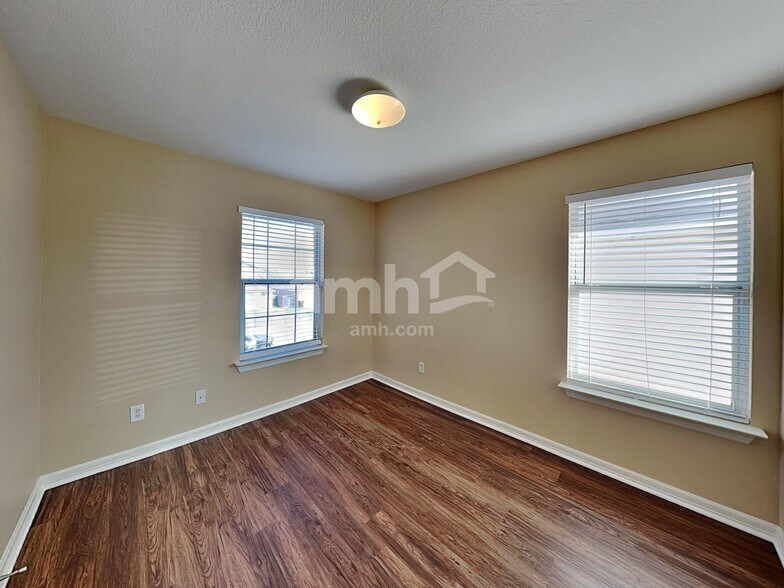 Building Photo - 9742 Liberty Grn