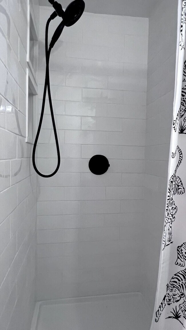 Building Photo - 21 Bullocks Point Ave