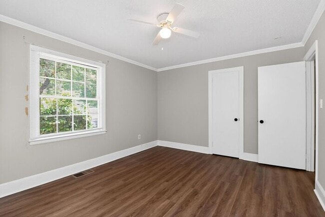 Building Photo - 3BD/2BA Single Family Home on Large Lot!