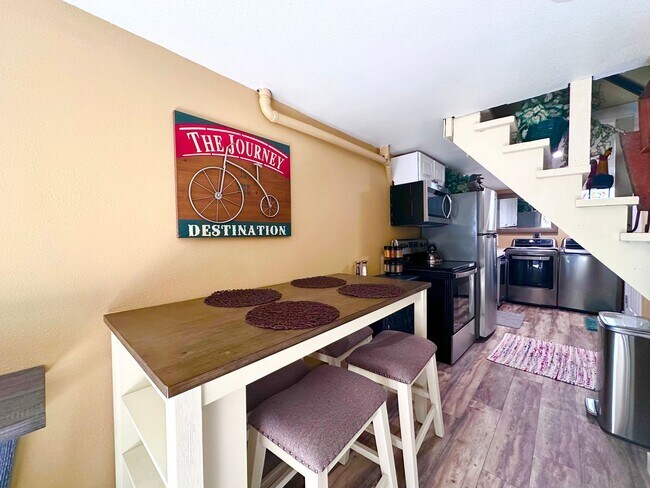 Building Photo - Modern Comfort Meets Convenience – Fully F...