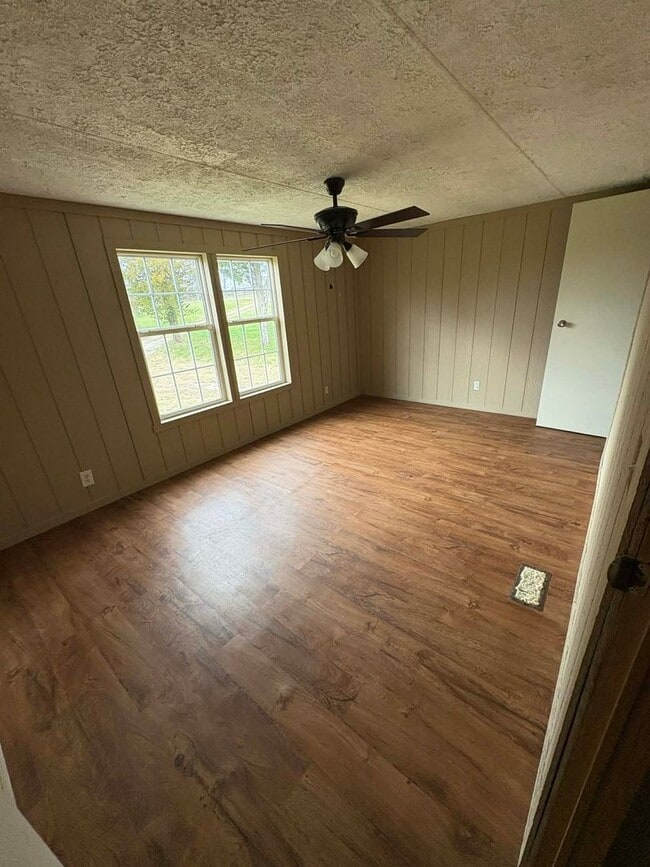 Building Photo - Spacious 3 Bedroom, 2 Bathroom Home!