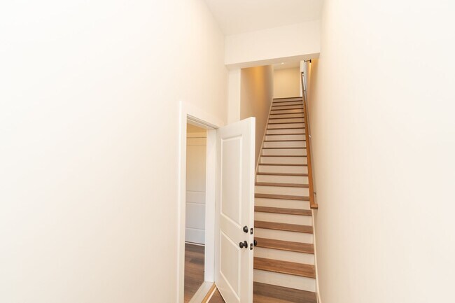 Building Photo - Modern 4 Bedroom Townhome in Southside Chattanooga