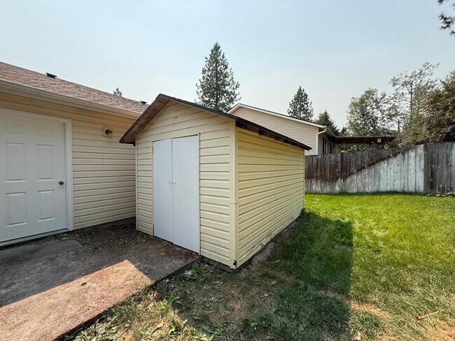 Building Photo - 7915 E Woodland Park Dr
