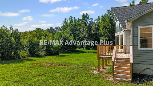 Building Photo - Picturesque 3-Bedroom Home with Cathedral ...