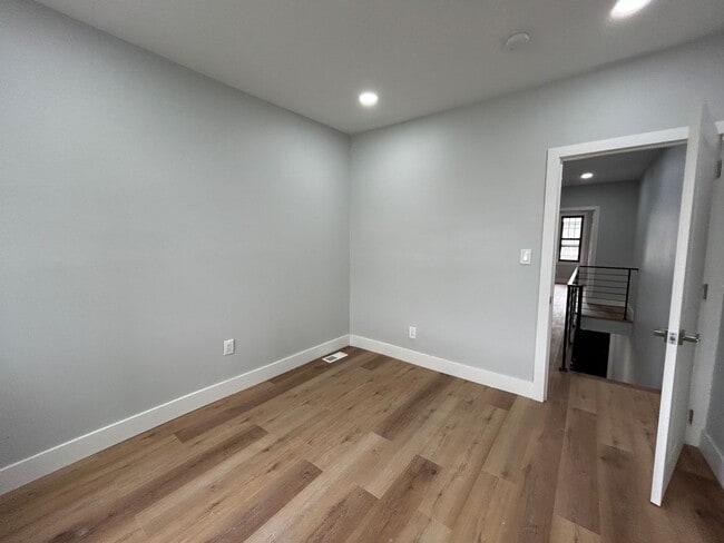 Building Photo - 3 bedroom 1.5 bath house with backyard ava...