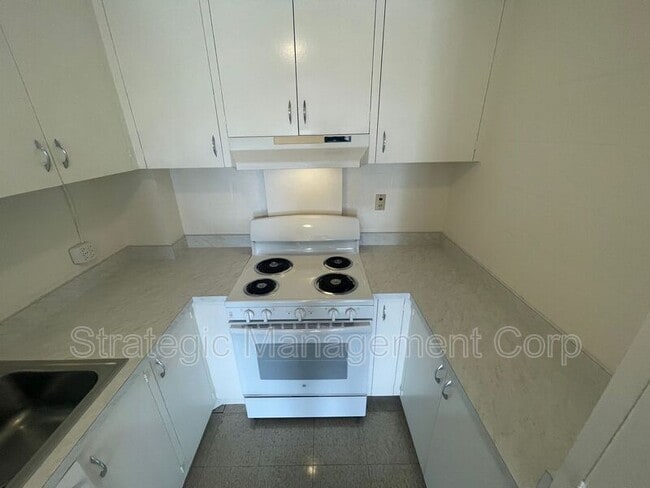 Building Photo - 1735 Young St