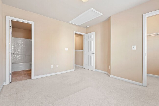 Building Photo - Two Bedroom Durham Townhouse: Available August 7th