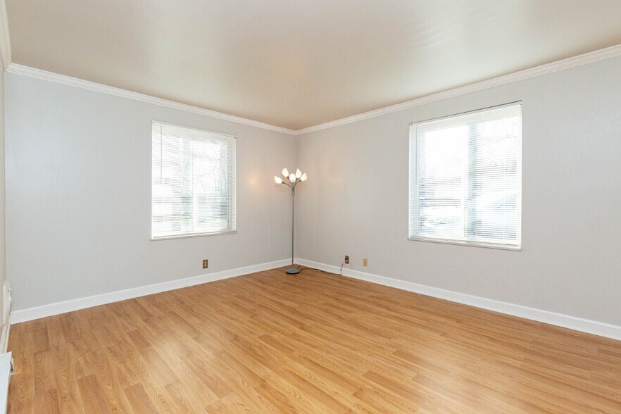 Corner unit means extra natural light - 2601 Hillsboro Pike