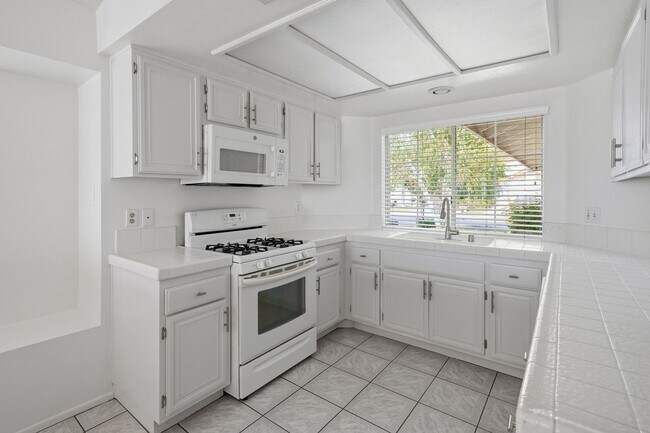 Building Photo - Sparkling Clean 3 Bedroom, 2 Bath Home with a View!