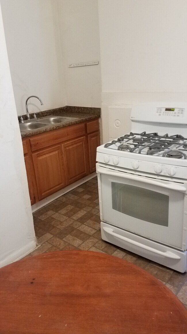 Building Photo - 368 Atwood St