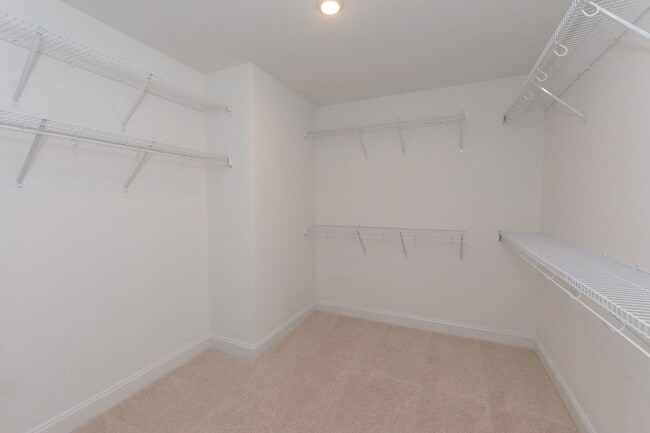 Building Photo - MOVE-IN READY $300 off first month