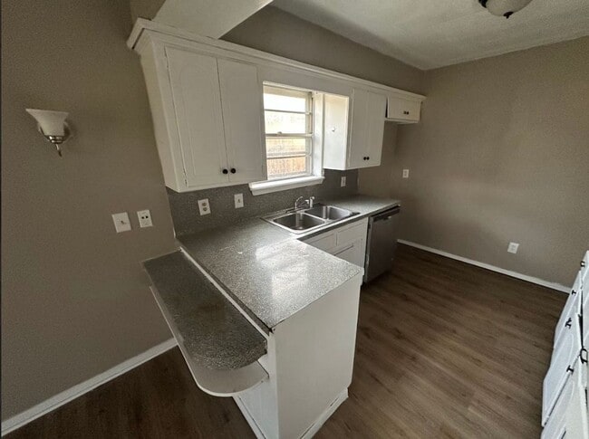 Building Photo - 4 Bed 2 Bath Available!