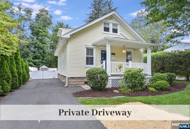 Building Photo - 385 Fern Ave