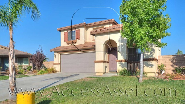 Building Photo - Large 4 Bed/3 Bath Home with an Incredible...