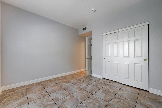 Building Photo - Spacious 2 Bedroom Condo in Gated Community!