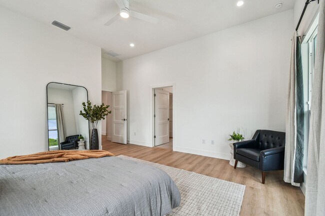 Building Photo - A charming coastal townhouse, just minutes from downtown St. Pete!