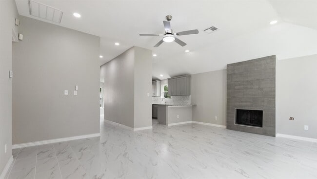 Building Photo - 4007 Green Crest Dr