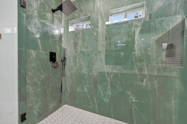 Building Photo - 504 W Croslin St