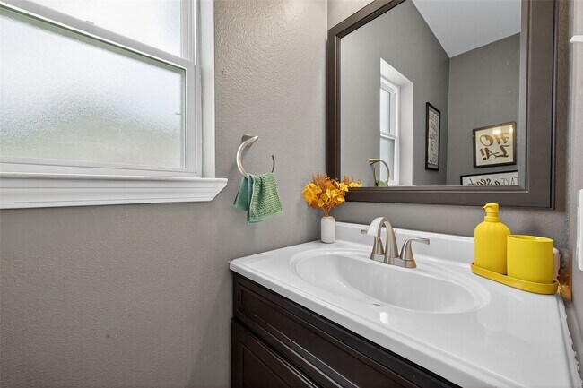 Building Photo - 5310 Holly View Dr