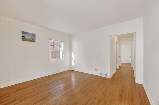 Building Photo - 514 W Lakeside St