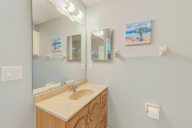 Building Photo - Available for a 9-month rental in the sought-after Huntington Woods community of Bradenton!