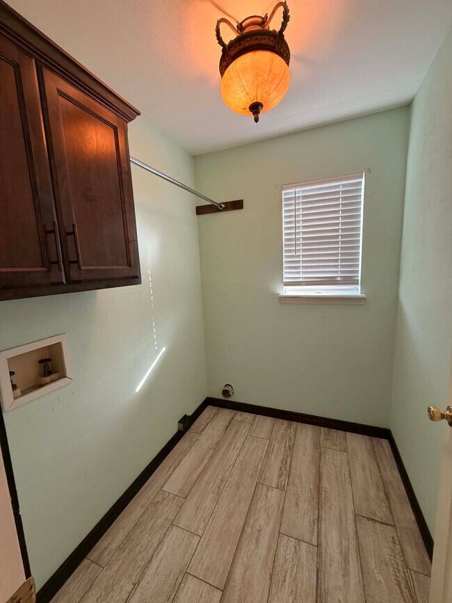 Building Photo - Beautiful Executive 3bd/2bath home in Joplin with fenced in yard / 2 car garage  and sunroom!!